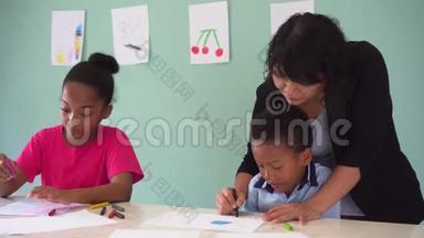 年轻教师给非裔美国儿童上艺术课，教他们<strong>如何画</strong>画